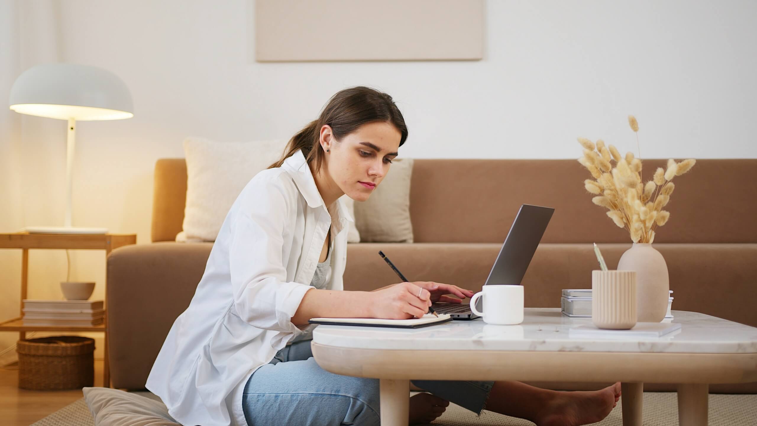 Mujer vida y trabajo - pexels-artem-podrez-4492126