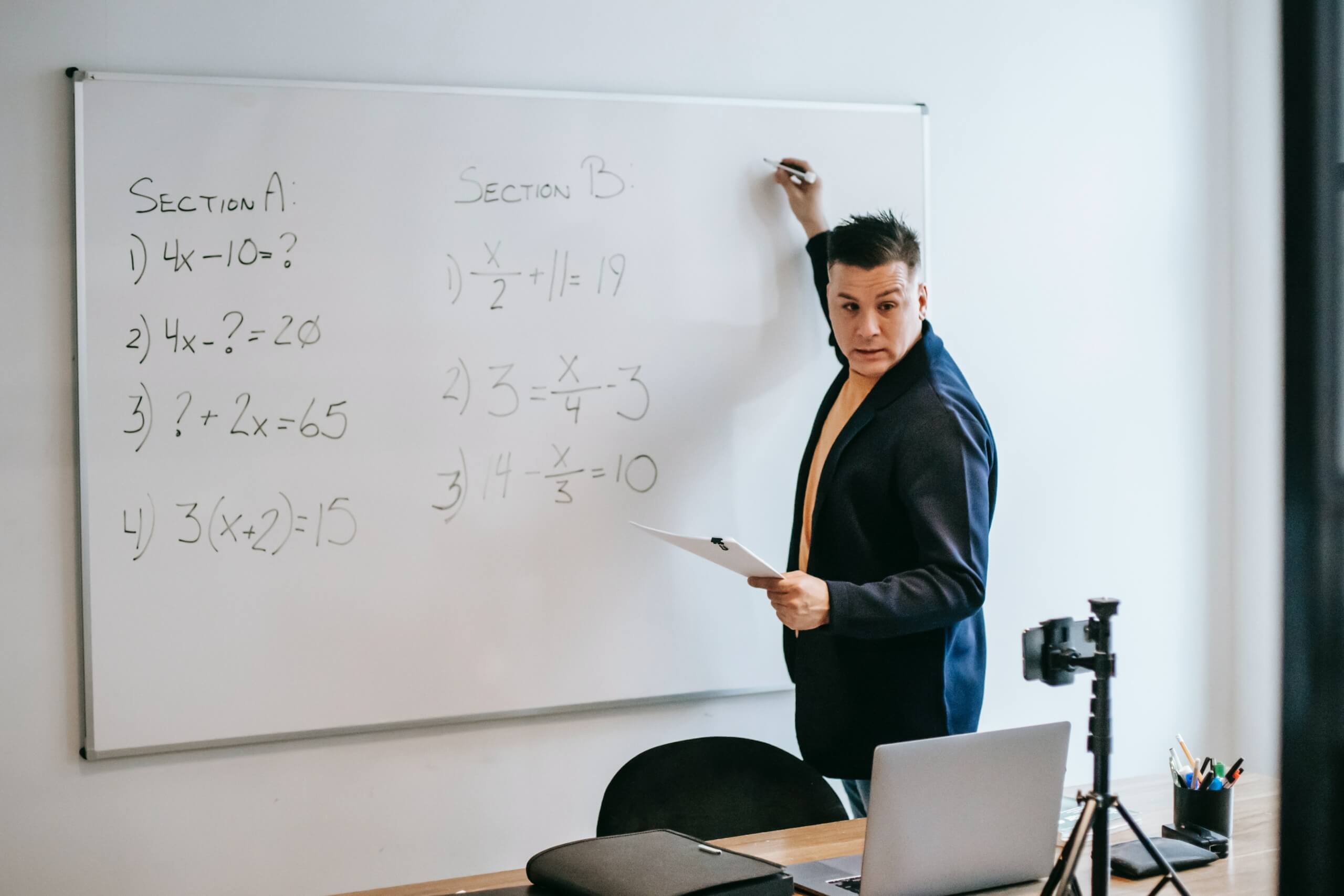 Ser profesor en pandemia: Un trabajo agotador - - pexels-vanessa-garcia-6325959