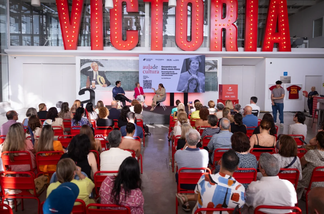 María Jesús Álava - Fundación Unicaja - La psicóloga presentó su nuevo libro 'Que nadie manipule tus emociones' en el Aula de Cultura de SUR, junto a Toñi Moreno, en un encuentro centrado en la educación emocional