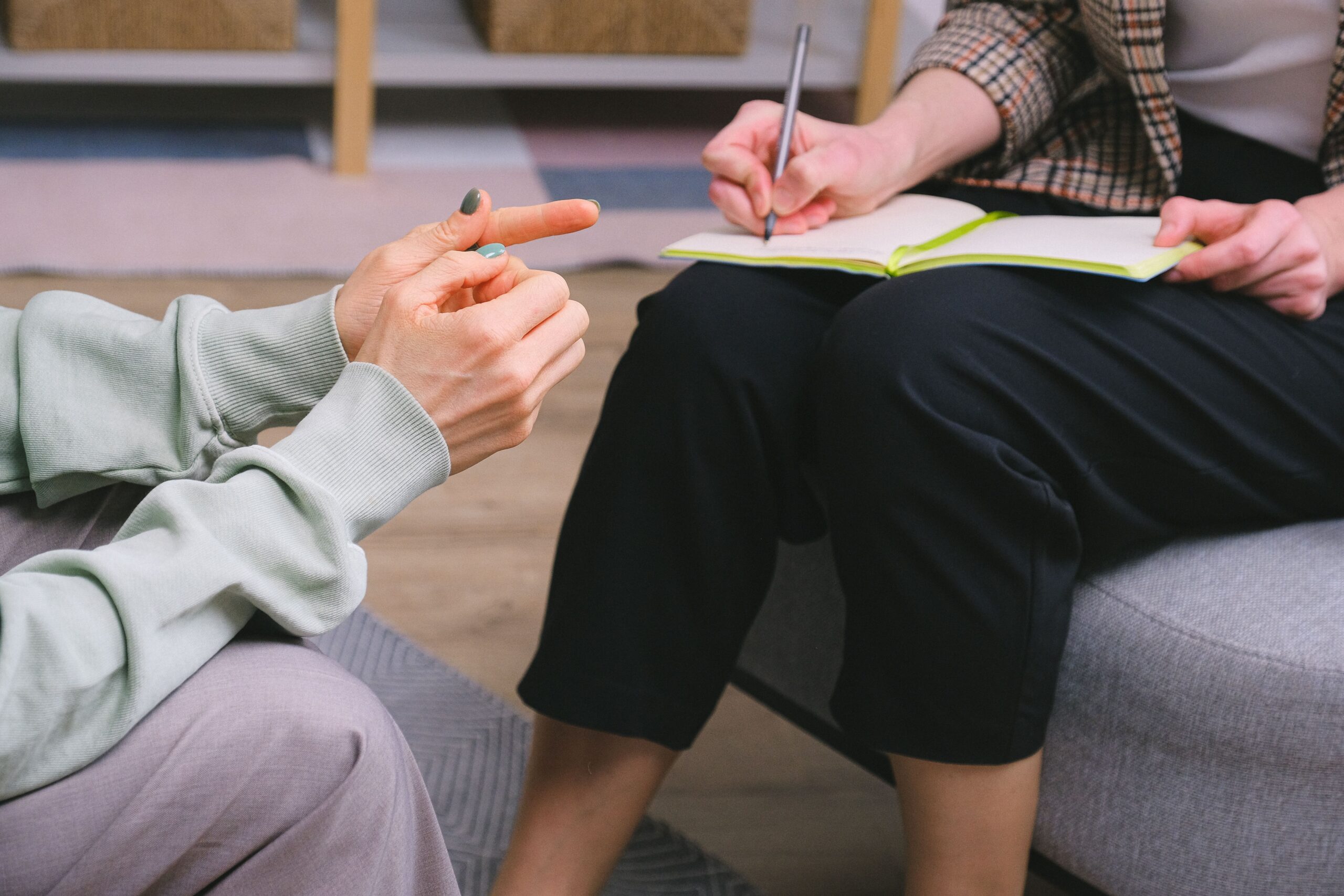 Psicología y psiquiatría: diferencias, similitudes y cuándo acudir a cada profesional