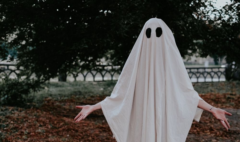 Persona vestida de fantasma como metáfora del ghosting en una relación o vínculo