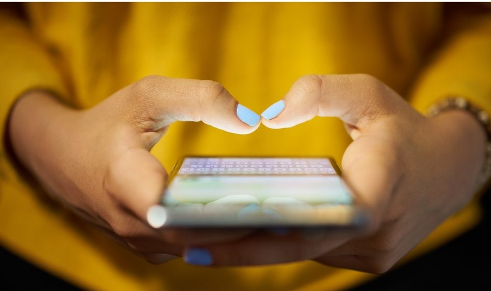 El ghosting sucede primero en WhatsApp, Tinder y Redes Sociales hasta que se manifiesta en una desaparición real