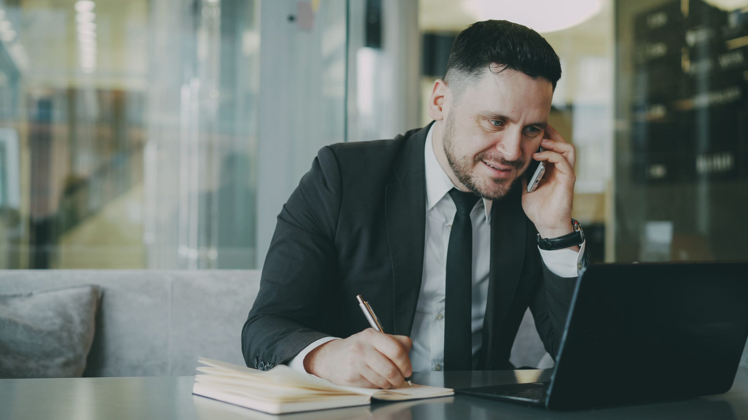 Salud emocional y trabajo: cómo construir una relación saludable con tu carrera profesional